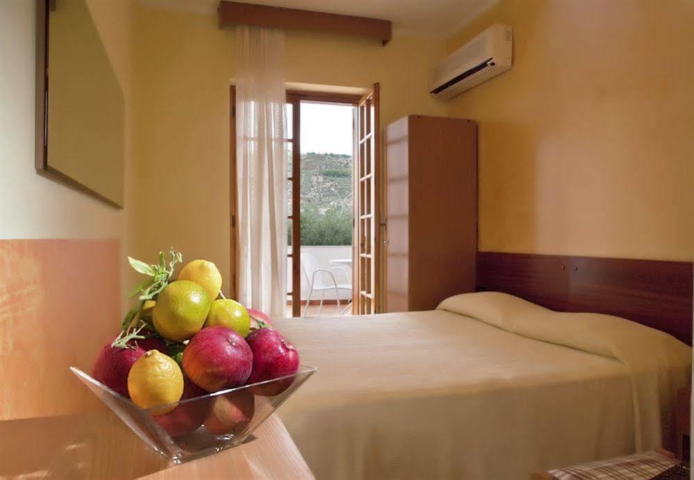 Hotel Apeneste Mattinata Ngoại thất bức ảnh