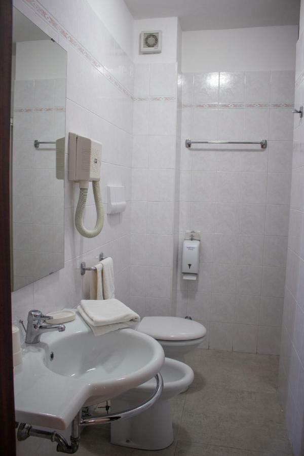 Hotel Apeneste Mattinata Ngoại thất bức ảnh